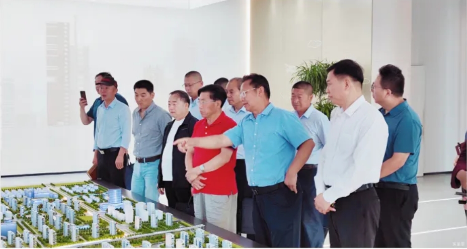 信阳市政协副主席李俊杰、信锐油茶董事长熊维政及油茶行业协会参观考察信阳中央活力区（CAZ）营销中心
